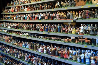 Several hundred santons place in a row on shelves