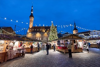 Christmas market in the Town Hall Square (Raekoja Plats) and Town Hall, Old Town, Tallinn, Estonia, Europe