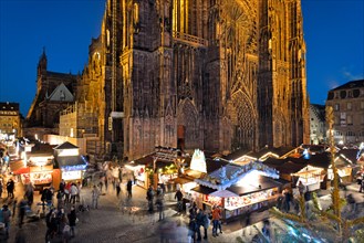 France, Bas Rhin, Strasbourg, old town listed as World Heritage by UNESCO, Christmas market (Christkindelsmarik), place de la Cathedrale with Notre Dame Cathedral