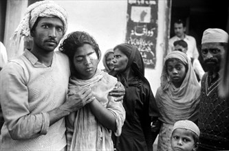 Man with wife eyes bandage damaged , Union Carbide gas leak , Bhopal , Madhya Pradesh , India , Asia , old vintage 1984 picture