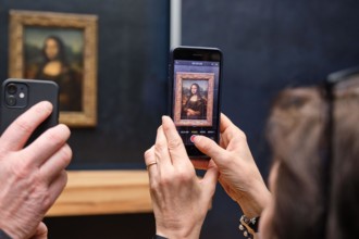 Mona Lisa Joconde Gioconda Louvre Paris Leonardo Da Vinci visitors tourists taking photos crowds