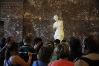 Crowds gathered around the Venus de Milo in Le Louvre, Paris