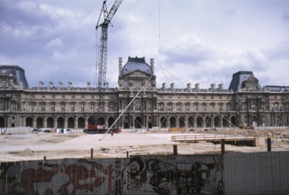 Construction de la Pyramide du Louvre