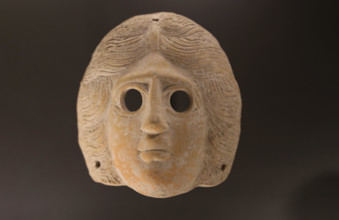 Funerary practices. Eastern provinces of Roman Empire. Near Eastern. Terracotta mask. Levantine tombs. Imperial period.