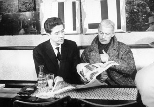 ALAIN RESNAIS Regisseur ALAIN RESNAIS und Darsteller JEAN-PIERRE KERIEN während der Dreharbeiten zum Film: 'Muriel ou le temps d'un retour', Frankreich/Italien 1963.