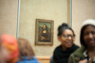 Tout le monde se fait photographier devant la Joconde au Louvre Paris en 2014, 2013. Everybody is making a selfie in front of the Joconde at Louvre Pa