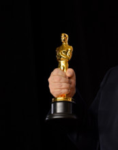 Los Angeles, California, USA. 4th March, 2018. Winner holding his Oscar statuette at the 90th Academy Awards Awards at the Dolby Theartre, Hollywood Picture: Sarah Stewart Credit: Sarah Stewart/Alamy ...