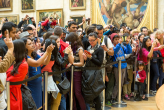 Crowd surrounding the Mona Lisa painting, Musee du Louvre, Paris, France