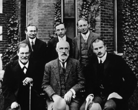 1909 , GREAT BRITAIN : The german Doctor Professor CARL Gustav JUNG ( 1875 - 1961 ) at Clark University , first from right side . The others from the left : SIGMUND FREUD ( 1856 - 1939 ), STANLEY HALL...