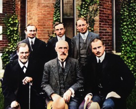 1909 , GREAT BRITAIN : The german Doctor Professor CARL Gustav JUNG ( 1875 - 1961 ) at Clark University , first from right side . The others from the left : SIGMUND FREUD ( 1856 - 1939 ), STANLEY HALL...