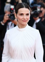 Cannes, France. 24th May, 2023. Cannes, France. May 24th, 2023. Juliette Binoche arriving at the gala screening of The Pot Au Feu, part of the 76th Cannes Film Festival, Palais des Festival. Credit: D...
