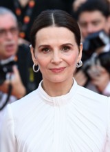 Cannes, France. 24th May, 2023. Cannes, France. May 24th, 2023. Juliette Binoche arriving at the gala screening of The Pot Au Feu, part of the 76th Cannes Film Festival, Palais des Festival. Credit: D...