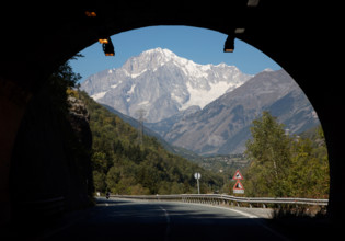 Aostatal, Blick aus einem Tunnel auf den Mont Blanc