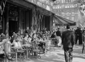 Reportage Paris  Terrace of Café de la Paix on Boulevard des Capucines Date: 1935 Location: France, Paris Keywords: catering, street images