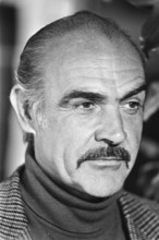 Arrival Sean Connery at Schiphol  Sean Connery Date: 23 November 1983 Location: Noord-Holland, Schiphol Keywords: arrival and departure, actors, film, portraits Personal name: Connery, Sean