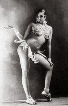 1925 ca : The celebrated singer and dancer of parisian Jazz Age the american JOSEPHINE BAKER ( Saint Louis USA 1906 - Paris , France 1975 ), photo by