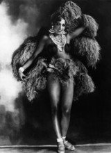1925 ca : The celebrated singer and dancer of parisian Jazz Age the american JOSEPHINE BAKER ( Saint Louis USA 1906 - Paris , France 1975 ), photo by