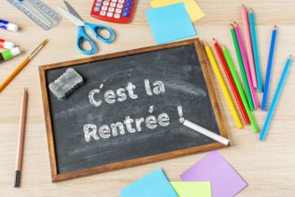 School slate with inscription "It's back to school" in French