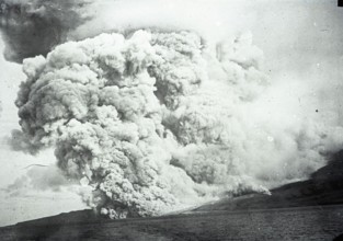 Eruption de la Montagne Pelée (1902).