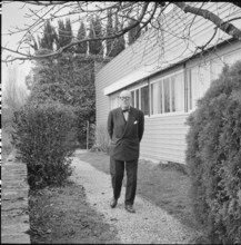 --- Le Corbusier vor dem Haus seiner Mutter in Corseaux 1957#Le Corbusier in front of his mother's house in Corseaux 1957- RDB BY DUKAS