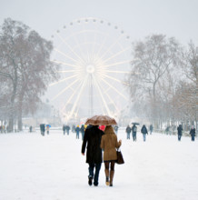 couple in Paris during a snow day