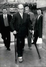 M. 21st Dec, 1979. Guy Mollet A Assiste Aujourd hut avec Des Bequilles, Au Conseil National De La SFIO A Puteaux, Hier, Alors Qu Il Se Dirigeait Vers Son Domicile, Le Depute-Marie D'Arras a glisse sur...