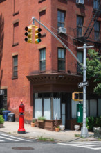 Brooklyn Heights, view in summer of a street corner in a typical residential neighborhood in Brooklyn Heights, Brooklyn, New York City, USA