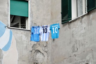 Commemoration for the death of Diego Armando Maradona to the Spanish Quarters, fans still upset by his loss, bring memories in his honor even with the