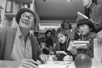 Roald Dahl signs books at the Children's Bookstore in Amsterdam, October 12, 1988, BOOKS, autographs, children, writers, The Netherlands, 20th century press agency photo, news to remember, documentary...