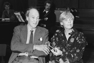 Roald Dahl (l) and Nannie Kuiper, October 13, 1982, illustrators, children's books, awards, writers, awards ceremonies, The Netherlands, 20th century press agency photo, news to remember, documentary,...
