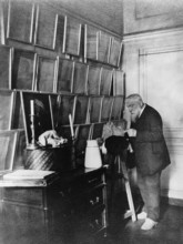: .   . . 1910- .  .  Français : Roden dans son atelier. Paris. 1910-eme annees. Photograph Pierre Choumoff . > 1911 < 1917 335 Roden v masterskoj Photo P Choumoff