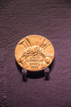 Medalha da olimpíada de 1924 (Paris) - Exposição "Jogos Olímpicos: Esporte, Cultura e Arte" - Acervo do Museu Olímpico do COI,  Medal 1924 Olympics, P