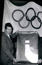 1976 - Making propaganda for the Olympic Winter Games 1976 were the mayor of Innsbruck (Austria). DR. KARL-HEINZ KLEE (1.) in Munich recently. As they stated, Innsbruck will return to a more simple re...