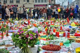 Brussels, Belgium. 24th March, 2016. People express their support and condolences to the victims of terrorist attacks of March 22 on Place de la Bourse on third day of National Mourning on March 24, 2...