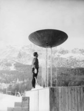 . Italiano: Guido Caroli accende il braciere olimpico di Cortina 1956. 26 January 1956. Unknown 38 Guido Caroli accende il braciere olimpico di Cortina 1956