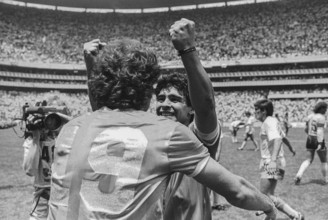 Diego Maradona and Oscar Ruggieri celebrates the World Championship in Mexico 1986