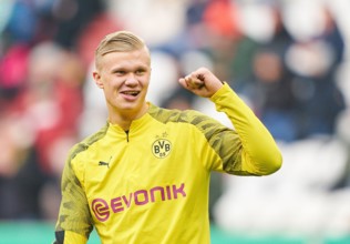 Football Augsburg-Dortmund , Augsburg, Jan 18, 2020. Erling HAALAND , BVB 17.  FC AUGSBURG - BORUSSIA DORTMUND   - DFL REGULATIONS PROHIBIT ANY USE OF PHOTOGRAPHS as IMAGE SEQUENCES and/or QUASI-VIDEO...