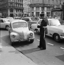 Pariser Bilder [The street life of Paris] Description: Agent writes a ticket from Date: 1965 Location: France, Paris Keywords: cars, fines, street images, traffic police