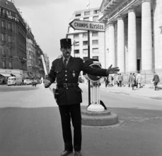 Pariser Bilder [The street life of Paris] Description: Agent regulates traffic in the Rue du Faubourg-Saint-Honoré in front of the church of St. Philippe du Roule near the Champs Elysees Date: 1965 Lo...