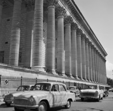 Pariser Bilder [Paris Street Life] Description: Cars along the columns of the Madeleine Date: 1965 Location: France, Paris Keywords: cars, churches, monuments, street images