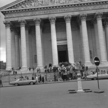 Pariser Bilder [The street life of Paris] Description: Visitors on the steps of the Madeleine Date: 1965 Location: France, Paris Keywords: churches, street sculptures, stairs
