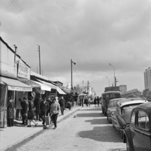 Pariser Bilder [The street life of Paris] Description: Visitors to a flea market along displayed merchandise Date: 1965 Location: France, Paris Keywords: street images, flea markets