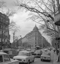 Pariser Bilder [The street life of Paris] Description: Boulevard Hausmann Date: 1965 Location: France, Paris Keywords: cars, street images, traffic