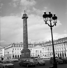 Pariser Bilder [The street life of Paris] Description: Column Vendôme, the Triumphal Column at the Place Vendôme Date: 1965 Location: France, Paris Keywords: cars, buildings, memorials, street statues...