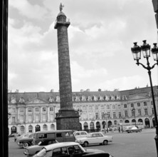 Pariser Bilder [The street life of Paris] Description: Column Vendôme, the Triumphal Column at the Place Vendôme Date: 1965 Location: France, Paris Keywords: cars, buildings, memorials, street statues...