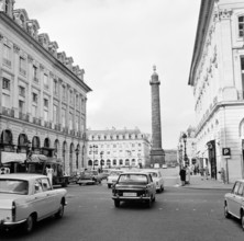 Pariser Bilder [The street life of Paris] Description: Colonne Vendôme, the Triumphal Column at the Place Vendôme, seen from Rue de la Paix Date: 1965 Location: France, Paris Keywords: cars, buildings...