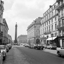 Pariser Bilder [The street life of Paris] Description: The Column Vendôme, the Triumphal Column on the Place Vendôme, seen from Rue de la Paix Date: 1965 Location: France, Paris Keywords: cars, buildi...