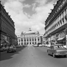 Pariser Bilder [The street life of Paris] Description: The Opéra National de Paris, designed in 1861 by Charles Garnier commissioned by Emperor Napoleon III Date: 1965 Location: France, Paris Keywords...