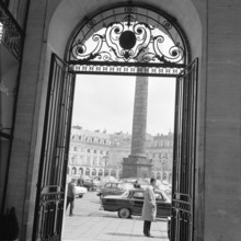 Pariser Bilder [The street life of Paris]  Looking through the Column Vendôme, the Triumphal Column at the Place Vendôme Date: 1965 Location: France, Paris Keywords: cars, buildings, memorials, street...