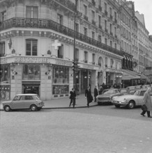 Pariser Bilder [The street life of Paris]  Drugstore in Saint-Germain-des-prés Annotation: District in the sixth and seventh arrondissement of Paris, traditionally populated by artists, students and i...